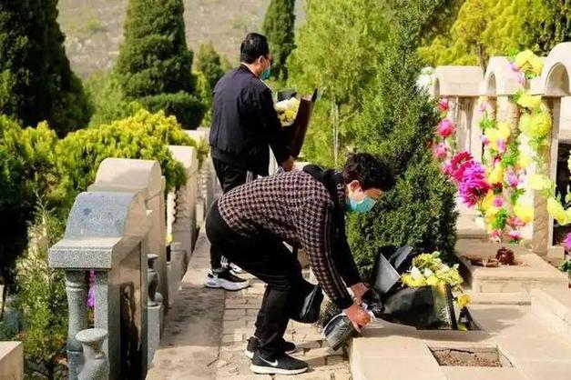 老人替人扫墓70多年;老人替人扫墓70多年犯法吗