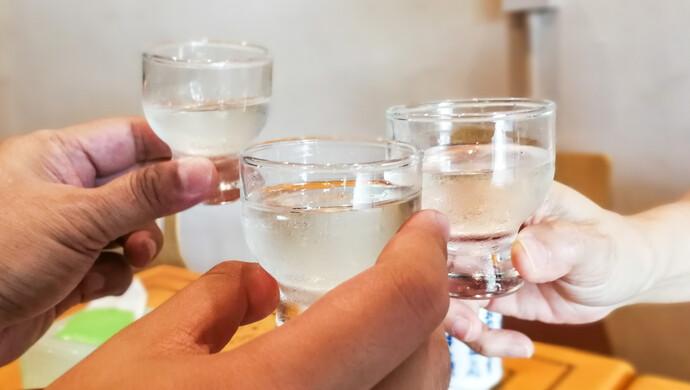 公务就餐8人喝白酒;公职人员吃饭喝酒