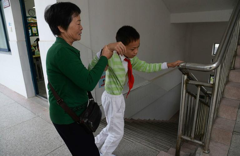 管家婆正版管家和送孙子上学被撞身亡与奶奶送孙子上学遇车祸